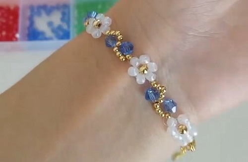 7月7日，手工活外發(fā)加工正規(guī)廠家直接發(fā)貨，手工靈活就業(yè)好選擇，開手工加工廠，手工之家始終重視外發(fā)加工，圖為飾品類串珠手工產(chǎn)品剪影