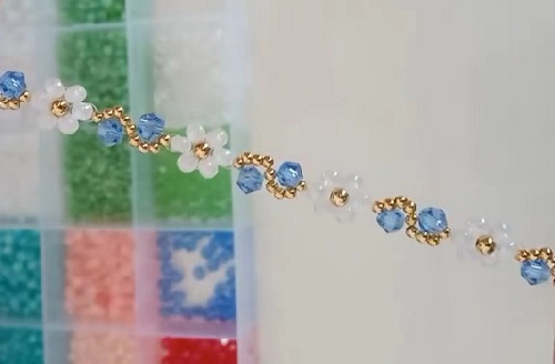 7月7日，手工活外發(fā)加工正規(guī)廠家直接發(fā)貨，手工靈活就業(yè)好選擇，開手工加工廠，手工之家始終重視外發(fā)加工，圖為飾品類串珠手工產(chǎn)品剪影
