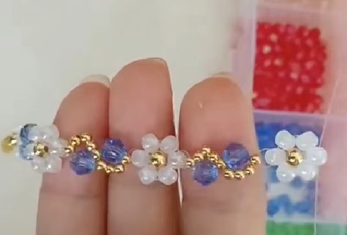 7月7日，手工活外發(fā)加工正規(guī)廠家直接發(fā)貨，手工靈活就業(yè)好選擇，開手工加工廠，手工之家始終重視外發(fā)加工，圖為飾品類串珠手工產(chǎn)品剪影