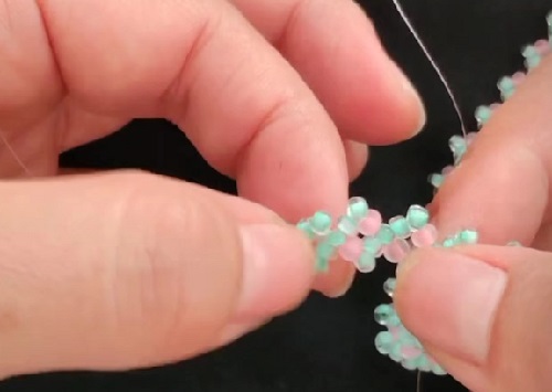 7月22日，手工活兼職是真的嗎？居家專兼職的好副業(yè)，做手工傳承官，開手工加工廠，在手工之家，成績(jī)和榮譽(yù)都是大家的，圖為串珠米珠繡純手工加工剪影