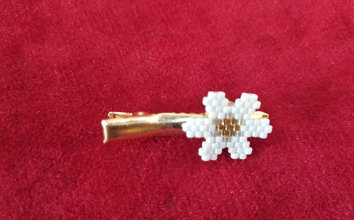 7月23日，在家兼職手工活，帶回家做的手工項目，做手工傳承官，合作長期穩(wěn)定，因為手工之家和手工事業(yè)一直在創(chuàng)新發(fā)展，圖為串珠米珠繡純手工產(chǎn)品剪影