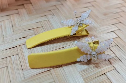 8月3日，家里干的手工活兼職，純手工加工項目，做手工傳承官，在手工之家，做得多，收入更好，圖為串珠米珠繡純手工產(chǎn)品剪影