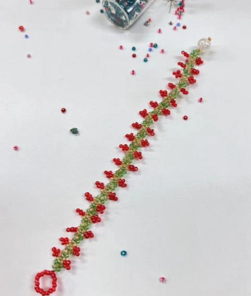 9月6日，附近有沒有兼職手工活，居家靈活就業(yè)的好副業(yè)，做手工傳承官，與手工之家，合作制度和服務(wù)讓人放心，圖為串珠米珠繡純手工產(chǎn)品剪影