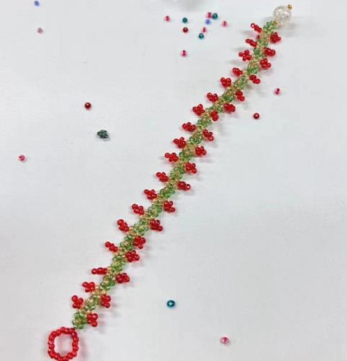 9月14日，兼職手工活可以帶回家做的，做手工傳承官，居家手工項(xiàng)目，在手工之家，純手工適合大家靈活就業(yè)創(chuàng)業(yè)，圖為串珠米珠繡純手工產(chǎn)品剪影