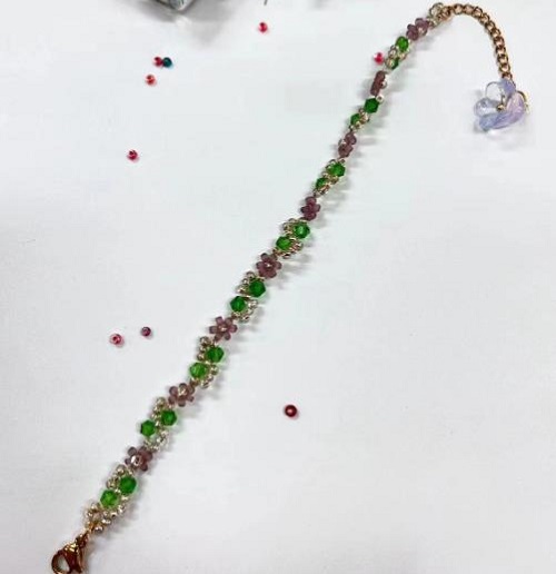 9月21日，手工活從哪里找廠家，想接正規(guī)廠家的手工輕資產(chǎn)創(chuàng)業(yè)，做手工傳承官，與手工之家合作，看自己的情況選擇收入更好，圖為串珠米珠繡純手工產(chǎn)品剪影