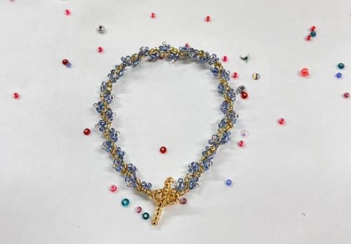 9月25日，在家就能賺錢的工作，兼職手工在家可做，輕資產(chǎn)創(chuàng)業(yè)的手工，做手工傳承官，在手工之家，堅守和實事求是地創(chuàng)新，成就純手工事業(yè)，圖為串珠米珠繡手工材料剪影