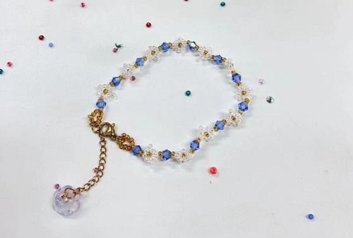 9月25日，在家就能賺錢的工作，兼職手工在家可做，輕資產(chǎn)創(chuàng)業(yè)的手工，做手工傳承官，在手工之家，堅守和實事求是地創(chuàng)新，成就純手工事業(yè)，圖為串珠米珠繡手工材料剪影