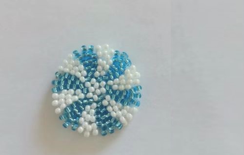 12月27日，手工活拿回家做在哪里找，小成本創(chuàng)業(yè)做手工傳承官，帶回家做的手工創(chuàng)業(yè)項目，依靠手工之家，大家通過手工有了好收入，圖為串珠米珠繡純手工產(chǎn)品剪影