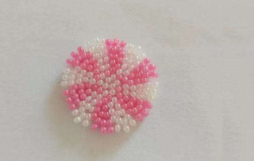 12月27日，手工活拿回家做在哪里找，小成本創(chuàng)業(yè)做手工傳承官，帶回家做的手工創(chuàng)業(yè)項目，依靠手工之家，大家通過手工有了好收入，圖為串珠米珠繡純手工產(chǎn)品剪影