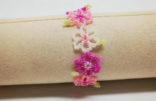 12月31日，在家里就能賺錢的工作，靈活就業(yè)副業(yè)創(chuàng)業(yè)，手工活加工外發(fā)回收，微創(chuàng)業(yè)開手工加工廠，靈活掙錢增收，與手工之家合作穩(wěn)定可靠，圖為串珠米珠繡純手工產品剪影