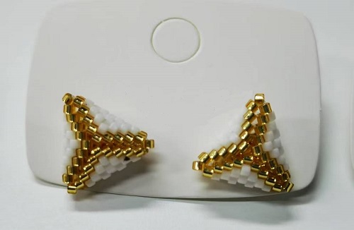 1月20日，可在家做的兼職手工活，想接正規(guī)廠家的手工，手工創(chuàng)業(yè)做手工傳承官，放心在家做手工副業(yè)創(chuàng)業(yè)，在手工之家，大家自己做主選擇，圖為串珠米珠繡純手工產(chǎn)品剪影