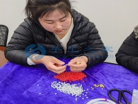 這份手工活串珠加工不受季節(jié)影響，常年有活干有錢(qián)賺