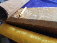 10月20日，拿回家做的手工活，長期穩(wěn)定的手工活，手工之家的個性化定制服務(wù)讓人滿意，圖為勵志珠珠繡串珠手工產(chǎn)品及外包裝剪影