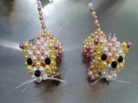 2月9日，想接正規(guī)廠家的手工項(xiàng)目，可靠的串珠手工，手工之家的純手工是家庭手工項(xiàng)目，圖為勵(lì)志珠珠繡串珠手工產(chǎn)品剪影
