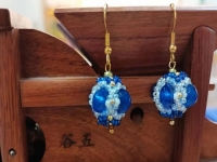 9月20日，手工活接單正規(guī)平臺(tái)，拿回家做的手工項(xiàng)目，開(kāi)飾品加工廠，在手工之家，加工人員如何銷(xiāo)售產(chǎn)品掙錢(qián)，圖為飾品類(lèi)串珠純手工產(chǎn)品剪影