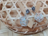 9月26日，手工活外發(fā)加工網(wǎng)，在家做串珠手工掙錢，開飾品加工廠，在手工之家，加工人員這樣做收入更好，圖為飾品類串珠純手工產(chǎn)品剪影