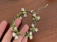 8月10日，手工活外發(fā)加工正規(guī)廠家直接發(fā)貨，手工靈活就業(yè)好選擇，開飾品加工廠，在手工之家,什么人收入更好？圖為飾品類串珠手工產(chǎn)品剪影