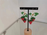 12月11日，在家兼職手工活，帶回家做的手工項目，開飾品加工廠，與手工之家合作，串珠純手工帶來好收入，圖為串珠米珠繡手工產(chǎn)品剪影