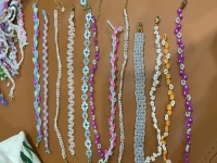 12月22日，家里干的手工活兼職，純手工加工項目，開飾品加工廠，與手工之家合作，不外出打工，居家就業(yè)創(chuàng)業(yè)也有好收入，圖為飾品類串珠純手工產(chǎn)品剪影