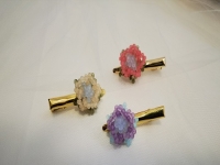 3月15日，手工兼職在家做是真的嗎？開(kāi)飾品加工廠，正規(guī)手工活外發(fā)加工網(wǎng)副業(yè)，做好這兩點(diǎn)，在手工之家能有更好的收入，圖為串珠米珠繡手工產(chǎn)品剪影