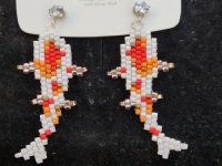4月15日，家里干的手工活兼職，純手工加工項(xiàng)目，開(kāi)飾品加工廠，在手工之家，做兩種業(yè)務(wù)收入更好，圖為飾品類串珠純手工產(chǎn)品剪影