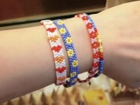 4月18日，寶媽手工活兼職，正規(guī)手工接單平臺(tái)，開(kāi)飾品加工廠，在手工之家，平等成就雙方，圖為飾品類串珠純手工產(chǎn)品剪影