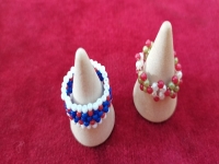 4月30日，手工活從哪里找廠家，可靠的串珠手工項(xiàng)目，靈活就業(yè)好手工，在手工之家，產(chǎn)品始終是發(fā)展的重點(diǎn)之一，圖為飾品類串珠純手工產(chǎn)品剪影