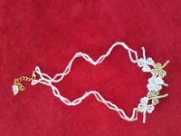 5月2日，在家能掙錢的正規(guī)手工，靈活就業(yè)串珠手工項(xiàng)目，開飾品加工廠，在手工之家，合作要先看自己的實(shí)際情況，圖為飾品類串珠純手工產(chǎn)品剪影