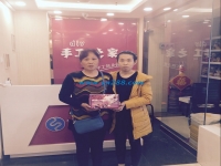 西安戶縣張女士初學(xué)珠繡忘壓線導(dǎo)致作品松散，手工活之家現(xiàn)場指導(dǎo)至熟練