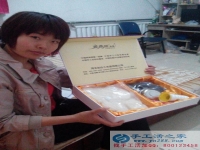 自由職業(yè)手工活兼職，河北保定李女士業(yè)余時(shí)間做手工活串珠繡掙錢(qián)