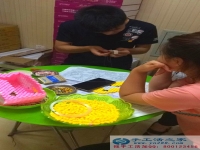 手工活之家工作人員為大家?guī)碜髌氛故?，海綿寶寶紙抽盒來襲：
