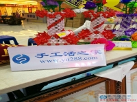 錢不好掙生活壓力大，廣西桂林鄧女士在家做手工活補貼家用