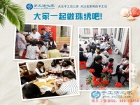 在家賺錢(qián)的方法之：街坊鄰居聚在一起做手工活，歡歡喜喜把錢(qián)掙！