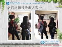內(nèi)蒙古赤峰馬女士把交保險錢用來預(yù)約手工活村代理，花錢不如賺錢好