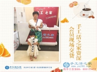 帶著孩子來交貨，恭喜石家莊牛女士的珠繡作品被驗收合格！