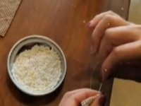 慈母手工線，在家把錢賺，家有勵(lì)志珠，人生不服輸