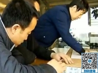 來(lái)手工之家考察的三個(gè)男人也做串珠繡手工活，誰(shuí)說(shuō)男人不如女人？