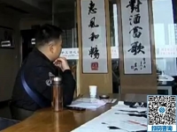 小伙子對(duì)雅薇麗繡很感興趣，與接待老師交談甚歡