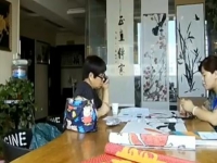 來(lái)手工之家考察，邊琢磨珠繡畫邊打電話和家人商量辦合作手續(xù)