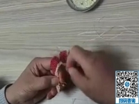現(xiàn)場體驗學習珠繡產品加工針法， 手工活之家的加工客戶學的很用心
