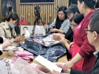 加班到夜里十點，要讓珠繡外發(fā)材料盡快到加工人員的手中