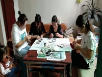 從個(gè)人加工到創(chuàng)業(yè)組織人做，4年來(lái)，她一直在做勵(lì)志珠珠繡