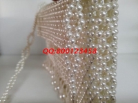 家人也一起做的手工活，勵(lì)志珠珠繡讓她足不出戶(hù)掙錢(qián)