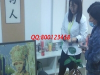 下班后的好兼職，做珠繡手工活掙錢(qián)的她帶著同事一起干