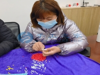 在家串串珠子就能賺錢，這個(gè)手工活串珠加工項(xiàng)目很靠譜